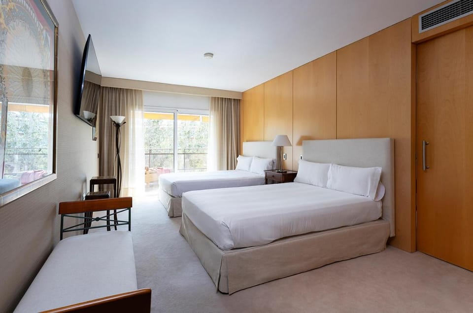 Bed, TV and multimedia, Photo of the whole room, Bedroom