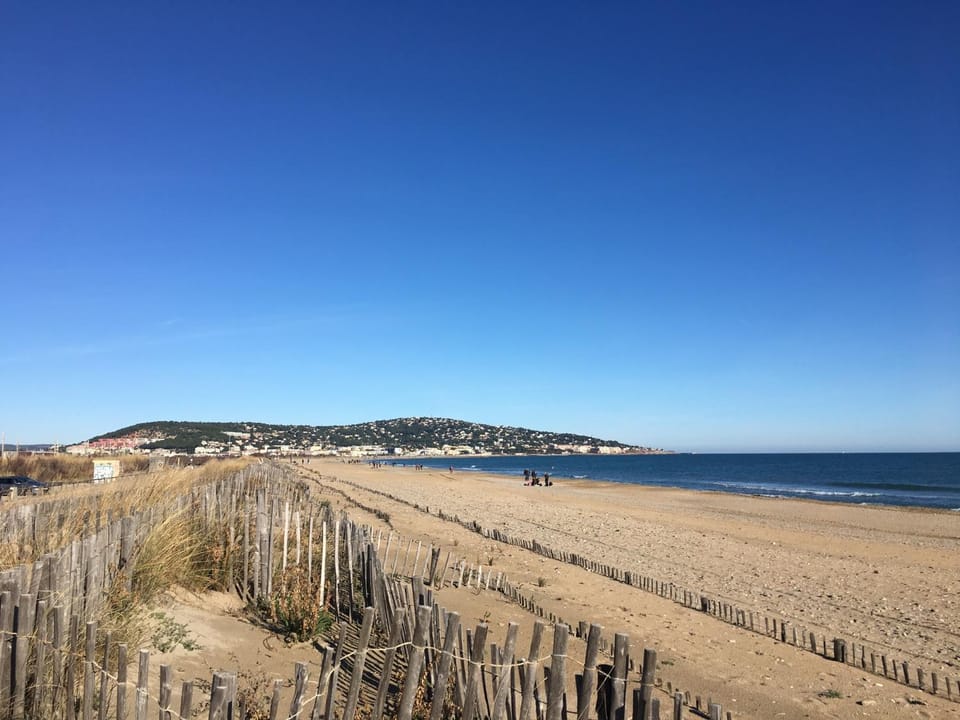 Appartement moderne, 2 pièces cabine, terrasse et véranda, proche plage, parking privé - FR-1-338-133 Cabin in Occitanie