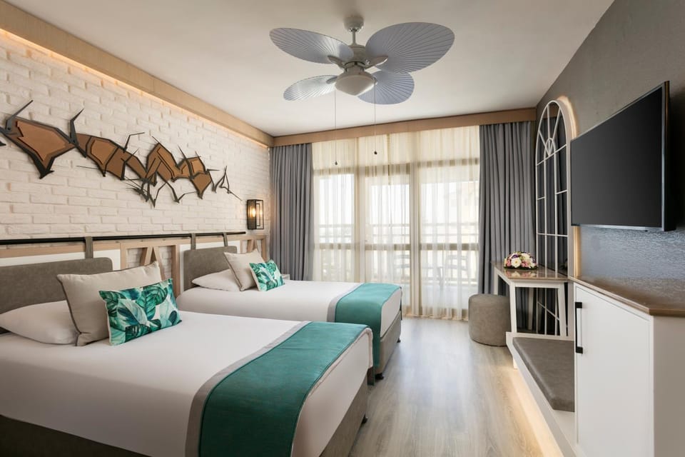Property building, Bed, TV and multimedia, Bedroom, minibar