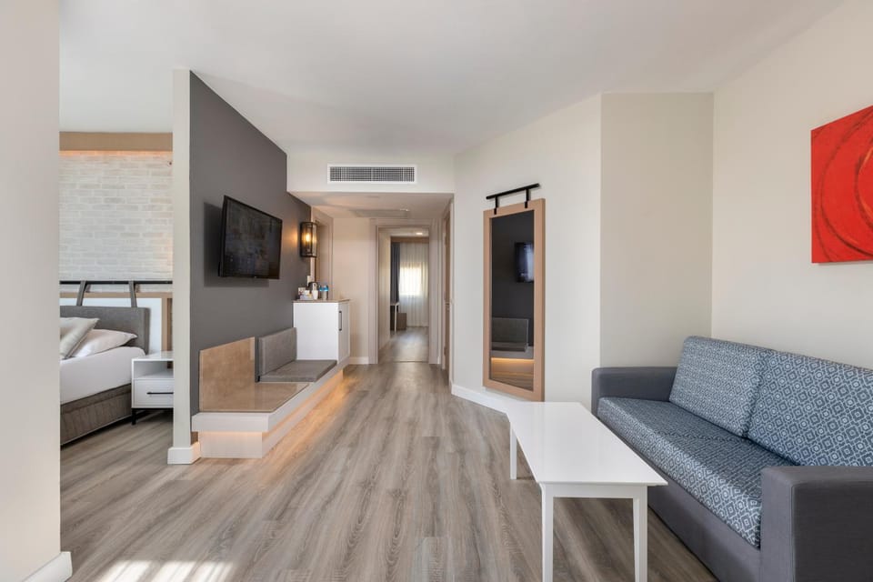 Bed, TV and multimedia, Seating area, Bedroom, air conditioner