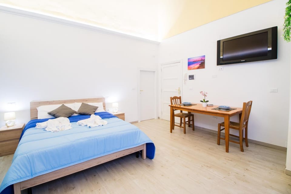 Bed, Photo of the whole room, Seating area, Bedroom