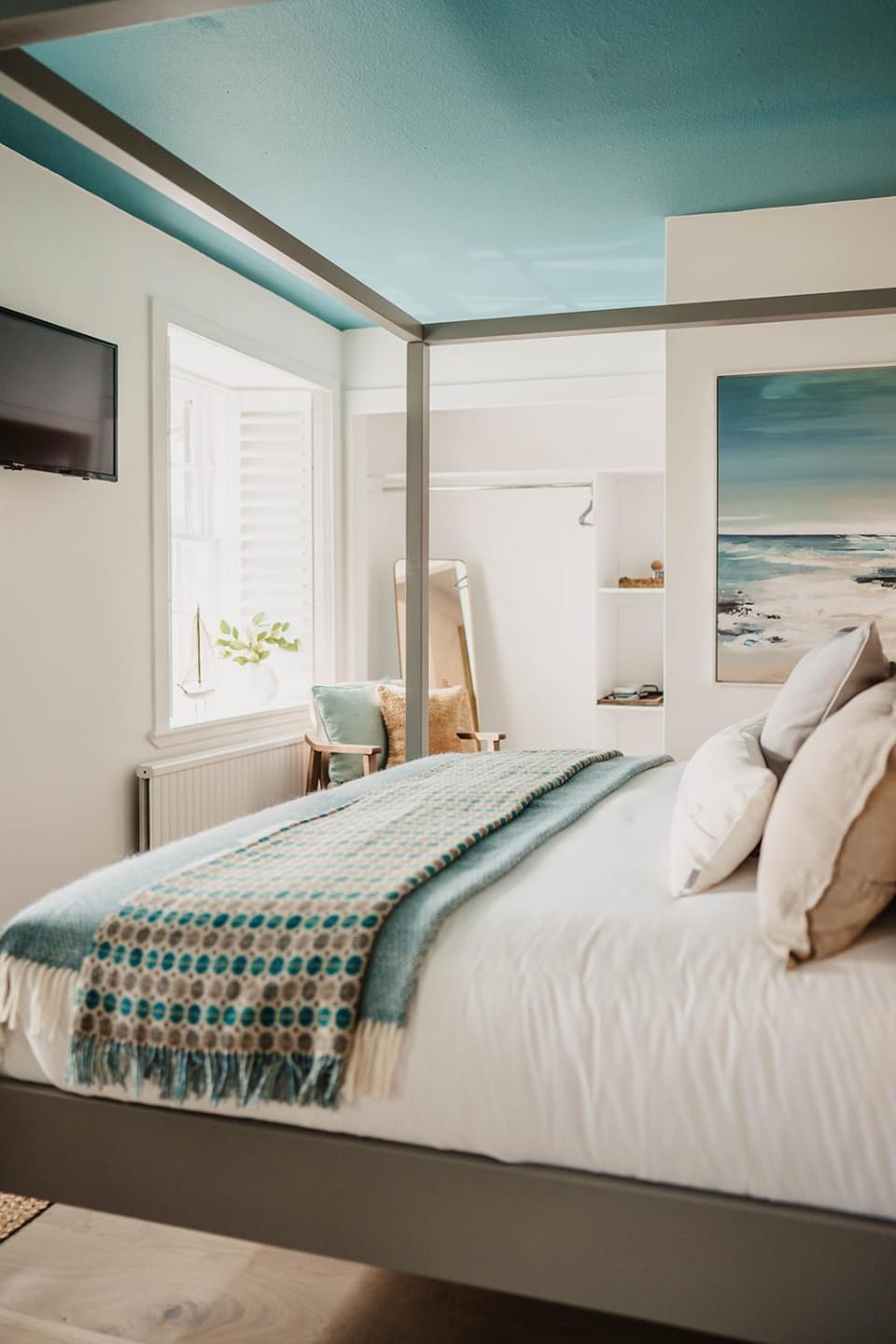 Bed, TV and multimedia, Bedroom