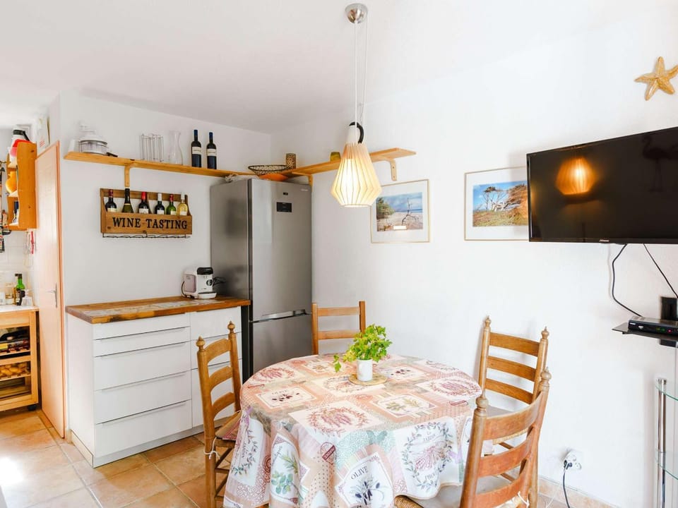 Pavillon 3 pièces avec Terrasse à Gruissan - 4 Couchages, Animaux Admis, Parking Privé - FR-1-409-31 Villa in Gruissan