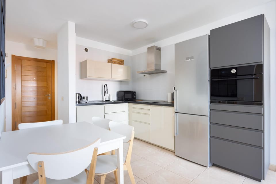 Kitchen or kitchenette, Dining area, dishwasher, minibar, pet friendly, stove