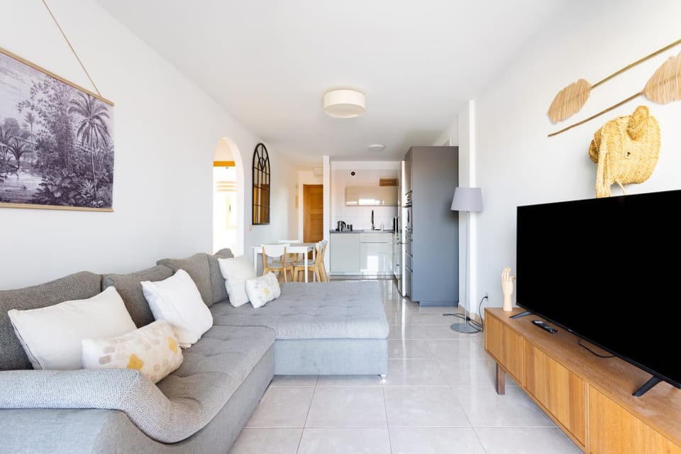 TV and multimedia, Kitchen or kitchenette, Living room, Seating area, Dining area