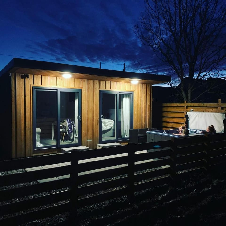 Property building, Night, Hot Tub, Balcony/Terrace