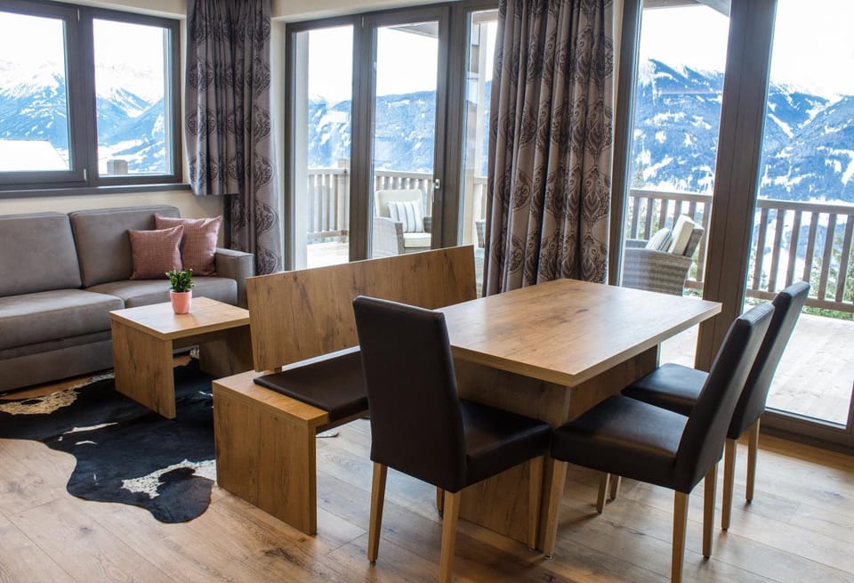 Natural landscape, Winter, Balcony/Terrace, Balcony/Terrace, Living room, Seating area, Dining area