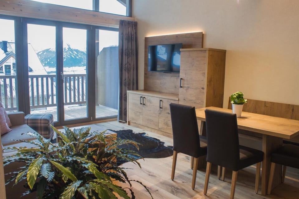 TV and multimedia, Balcony/Terrace, Living room, Seating area, Dining area