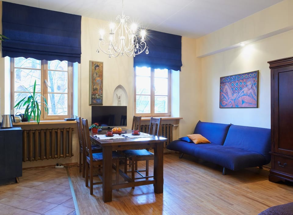 Photo of the whole room, Dining area