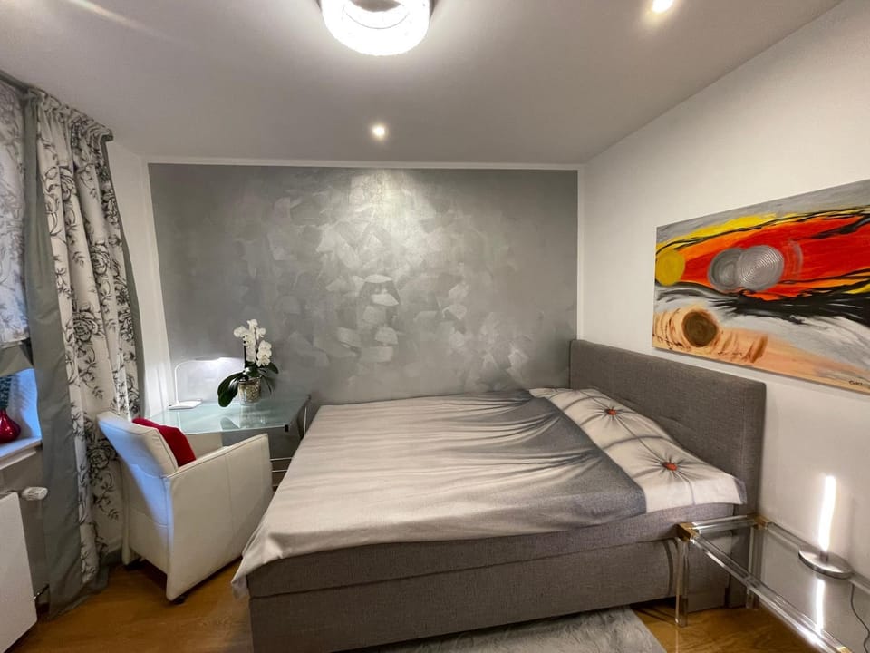 Airport Rooms Waldblick Vacation rental in Cologne