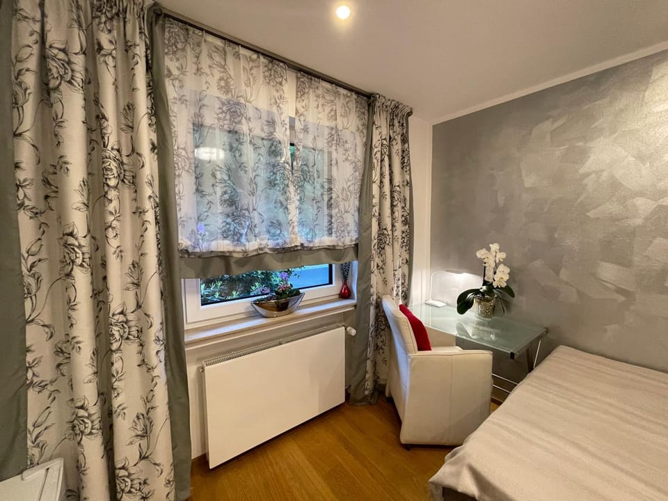 Airport Rooms Waldblick Vacation rental in Cologne
