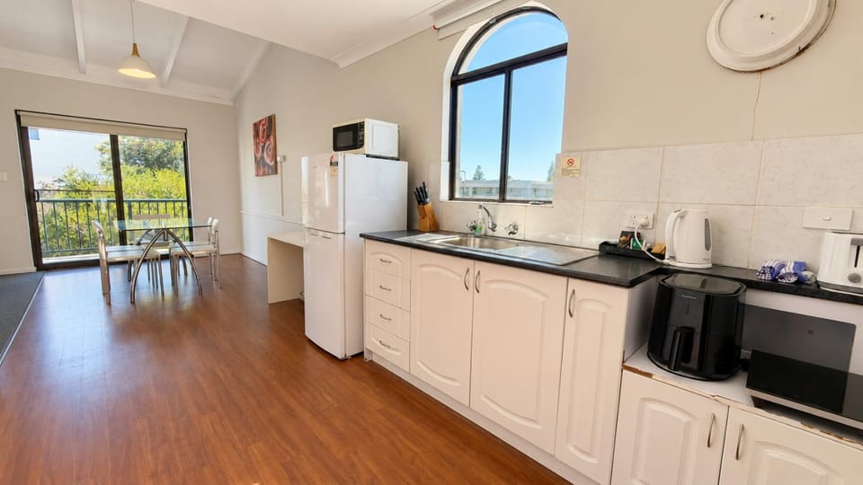 Kitchen or kitchenette, Dining area, stove