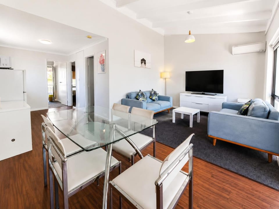TV and multimedia, Living room, Seating area, Dining area