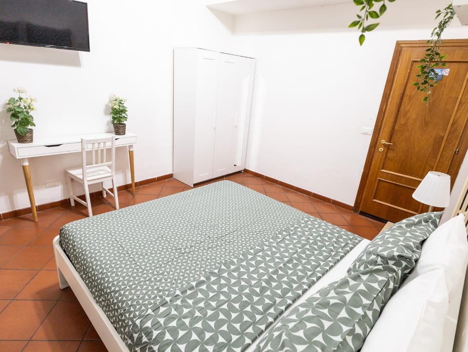 Bed, TV and multimedia, Photo of the whole room, Bedroom, wardrobe