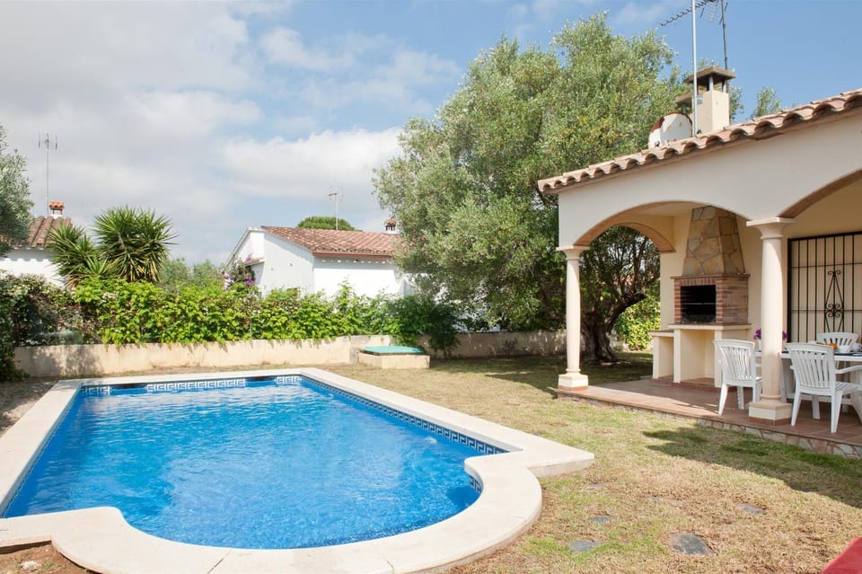 Property building, BBQ facilities, Swimming pool