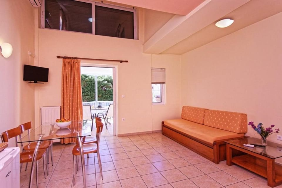 TV and multimedia, Balcony/Terrace, Living room, Seating area, Dining area