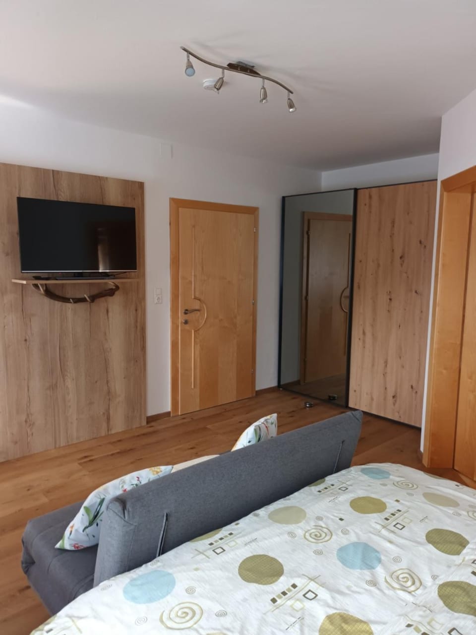 Photo of the whole room, Bedroom, wardrobe