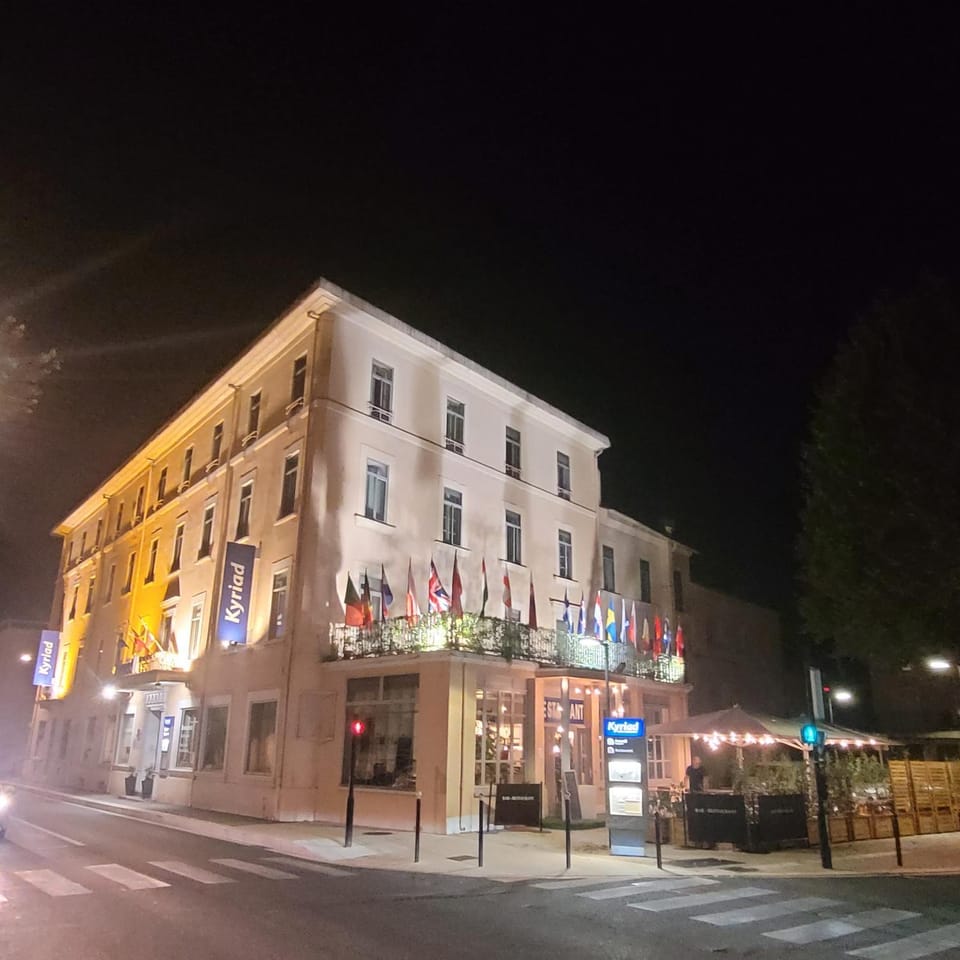 Property building, Restaurant/places to eat, Night, Neighbourhood, Balcony/Terrace, City view, Street view, Breakfast, Location