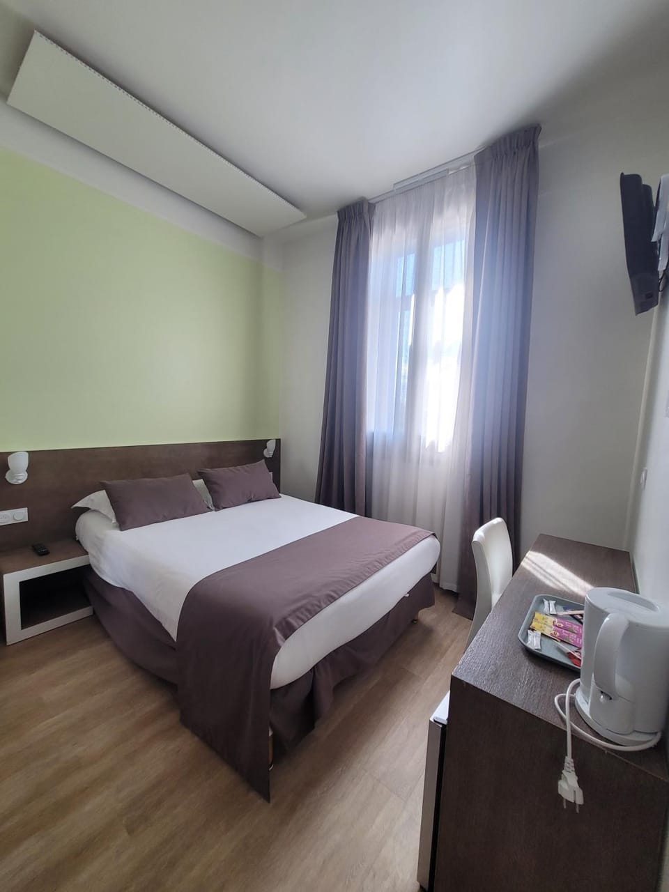 Bed, TV and multimedia, Photo of the whole room, Bedroom