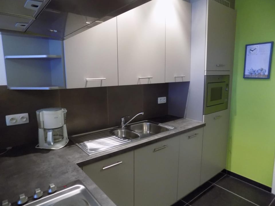 Coffee/tea facilities, Kitchen or kitchenette, Dining area