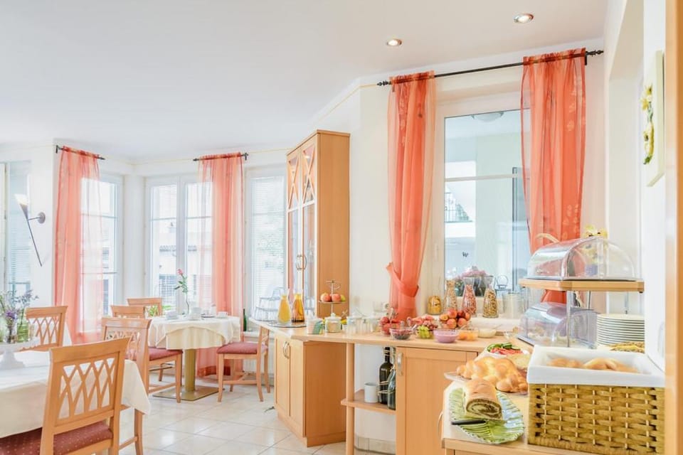 Restaurant/places to eat, Food and drinks