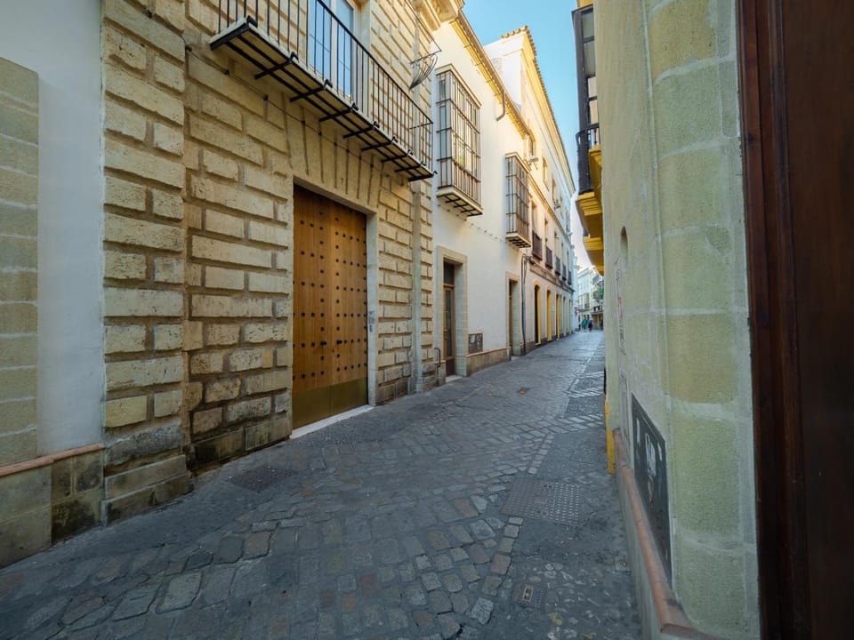 Restaurant/places to eat, Facade/entrance, Off site, Day, Neighbourhood, Area and facilities, Shopping Area