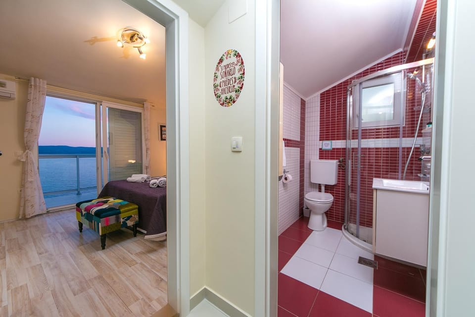 Shower, Bathroom, Bedroom, towels