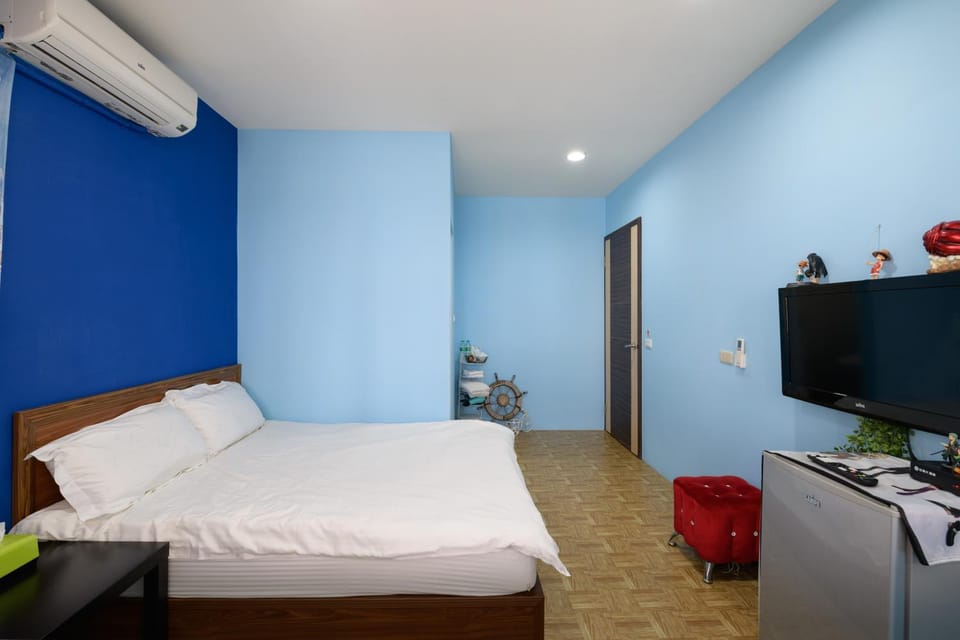 Bed, Photo of the whole room, Bedroom, hair dresser, air conditioner