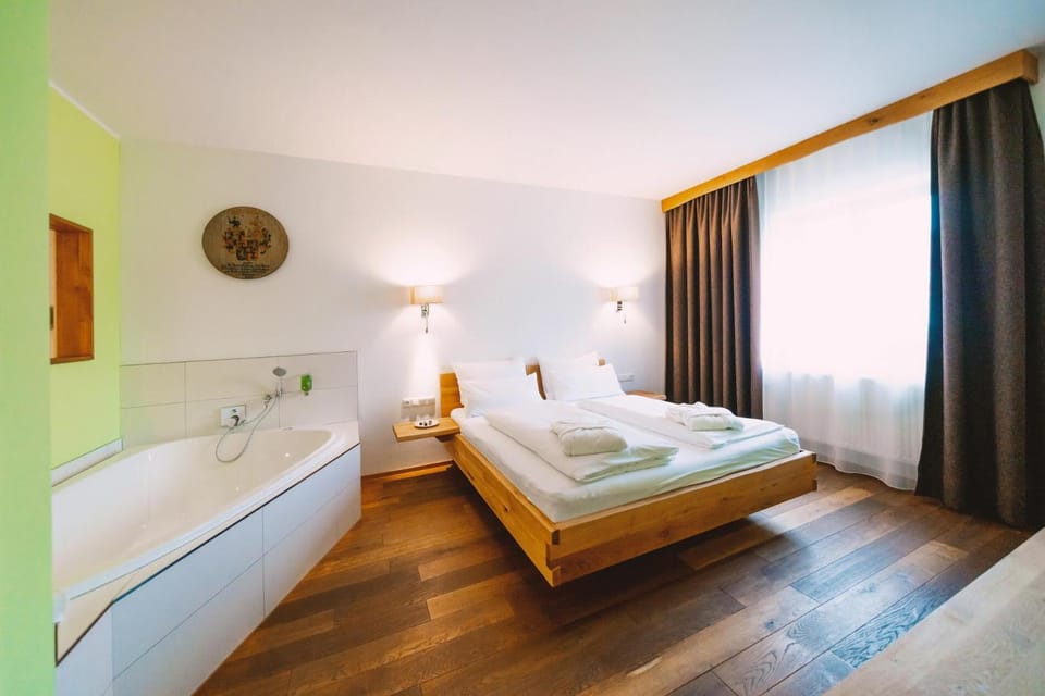 Bed, Photo of the whole room, Bedroom, Bath