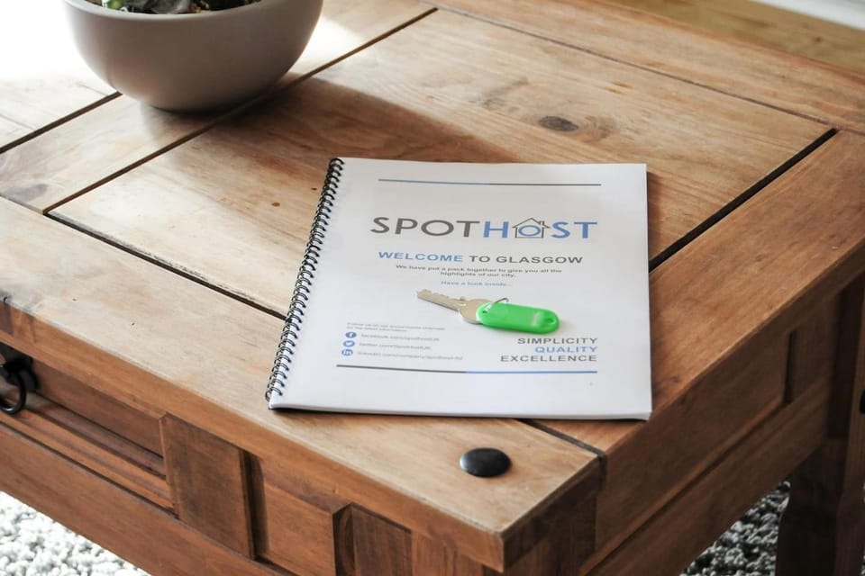 A Spacious Flat with Character - Private Car Space Apartment in Paisley