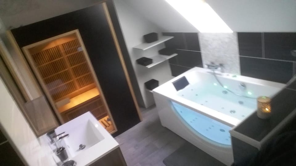 Hot Tub, Sauna