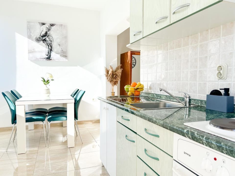 Dining area, pet friendly, stove, kitchen