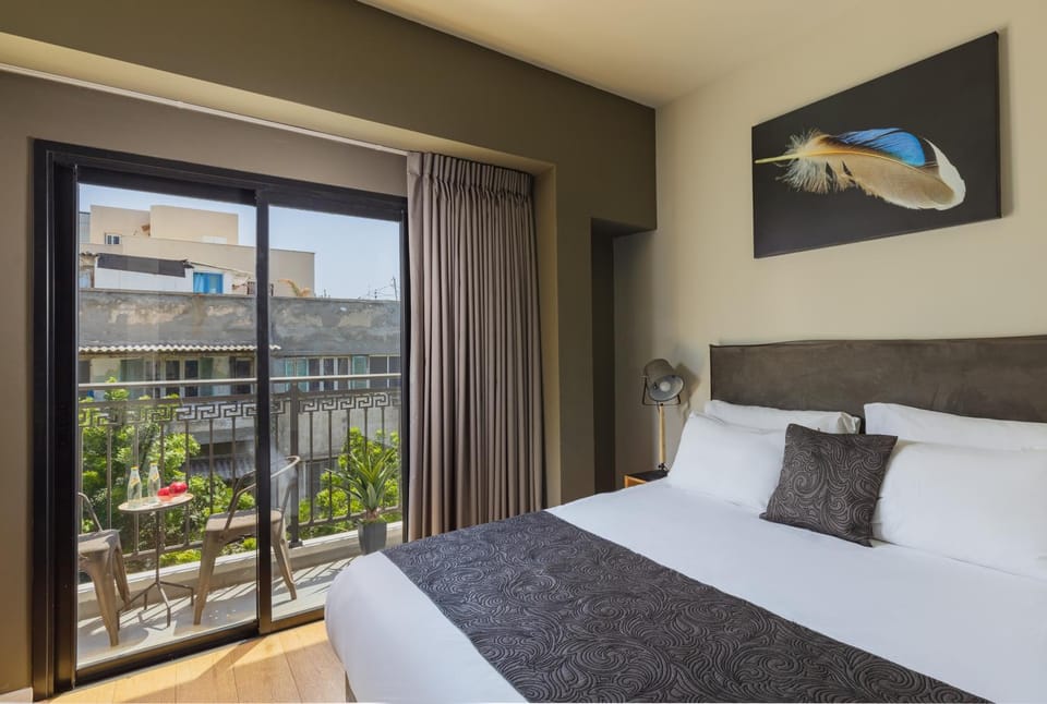 Nearby landmark, Bed, Photo of the whole room, Bedroom, City view, Street view