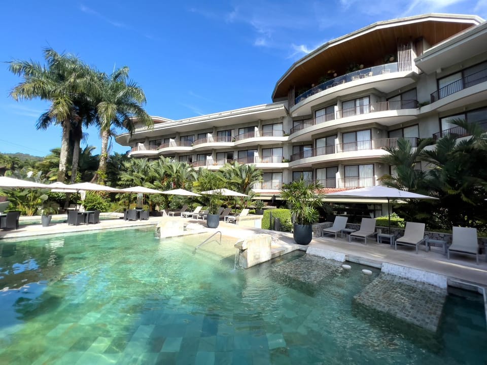 Property building, Garden, Balcony/Terrace, Pool view, Swimming pool, sunbed