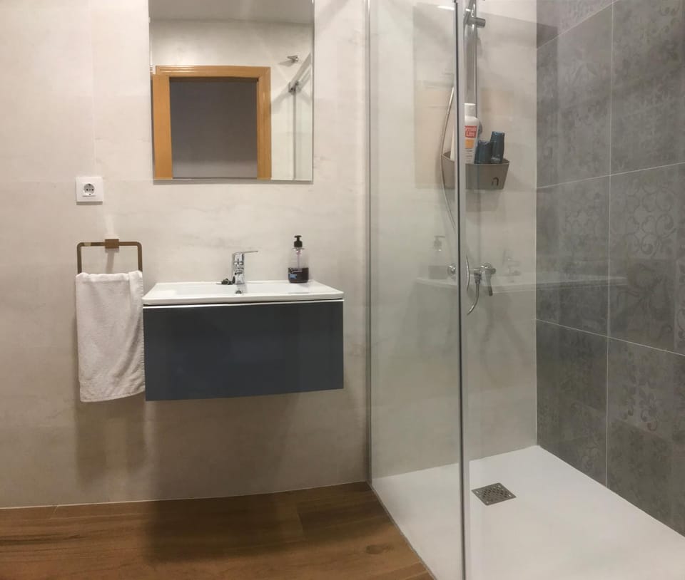 Shower, Bathroom, towels