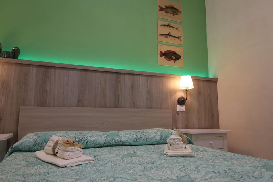 Bed, Photo of the whole room, Internal: Not applicable to any particular room
