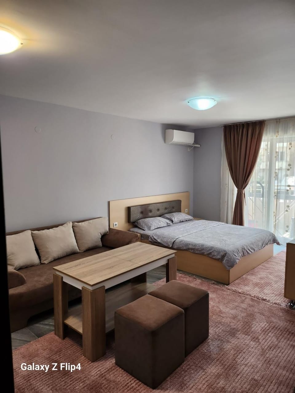 Photo of the whole room, Seating area