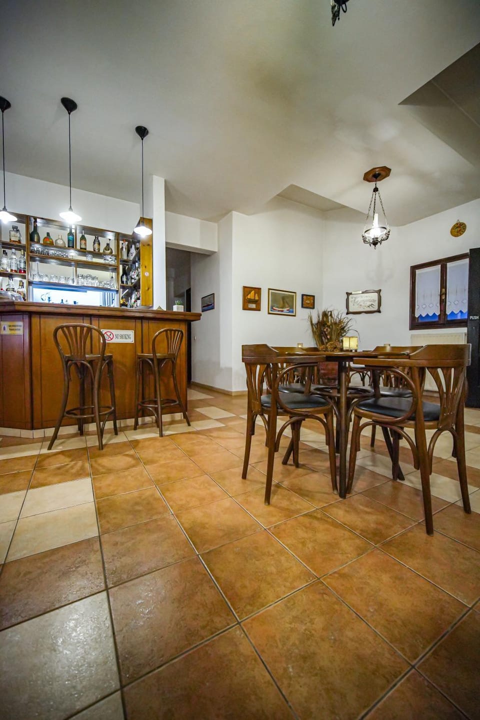 Living room, Lobby or reception, Lounge or bar, Seating area, Dining area, Drinks