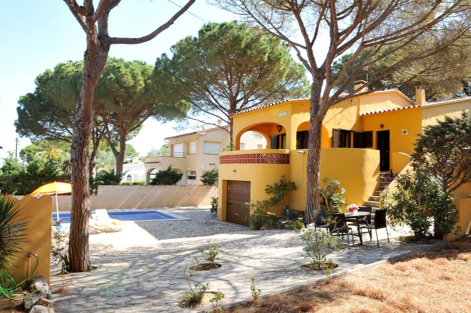 Property building, Patio, Swimming pool