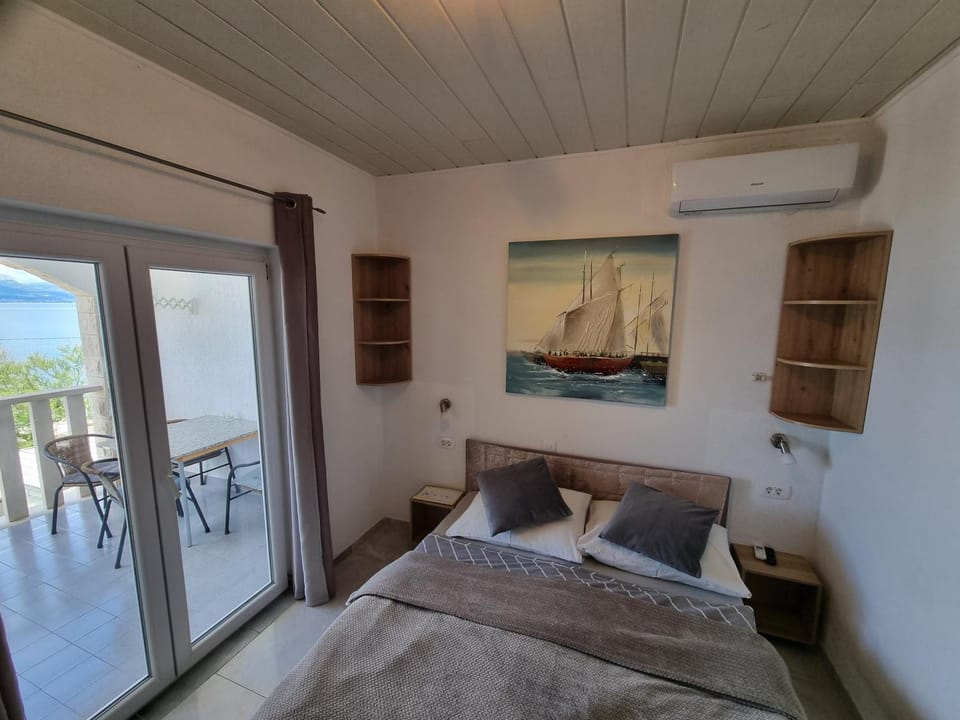 Bed, Photo of the whole room, Bedroom, Pool view, Sea view, air conditioner