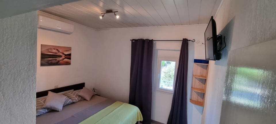 Bed, TV and multimedia, Photo of the whole room, Bedroom, air conditioner
