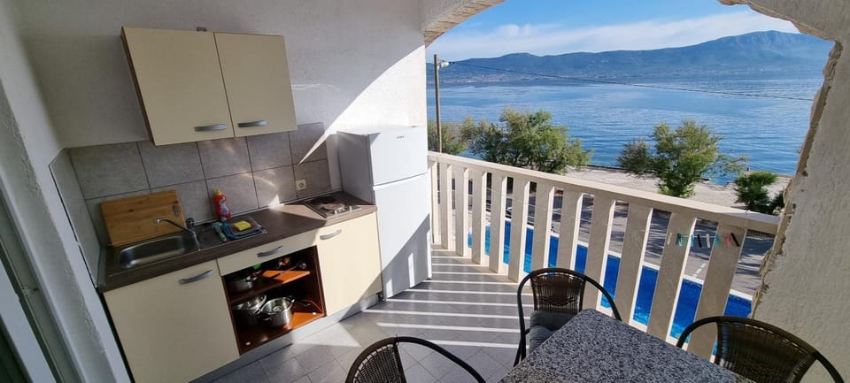 View (from property/room), Balcony/Terrace, Kitchen or kitchenette, Sea view