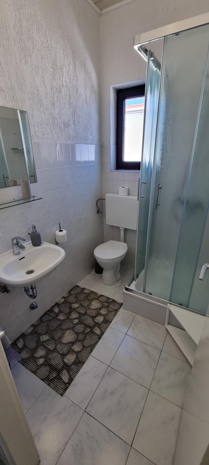 Shower, Toilet, Bathroom, towels