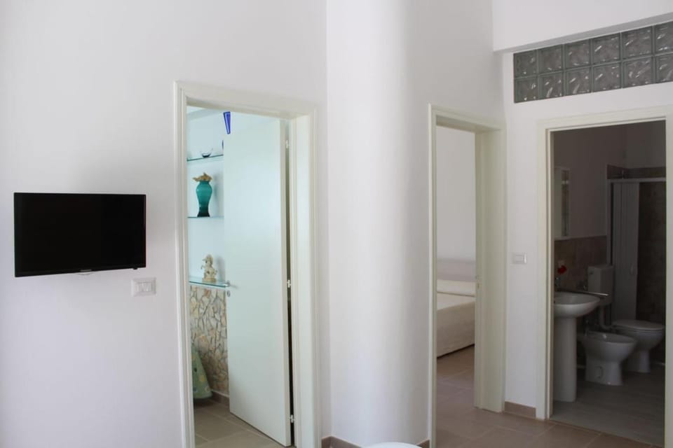 Toilet, Communal lounge/ TV room, Bed, Bathroom, TV and multimedia, Photo of the whole room