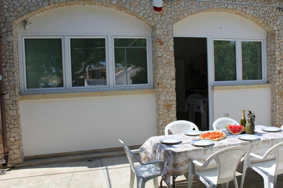 Property building, Patio, Day, Food and drinks, Seating area, Dining area, Food, Drinks