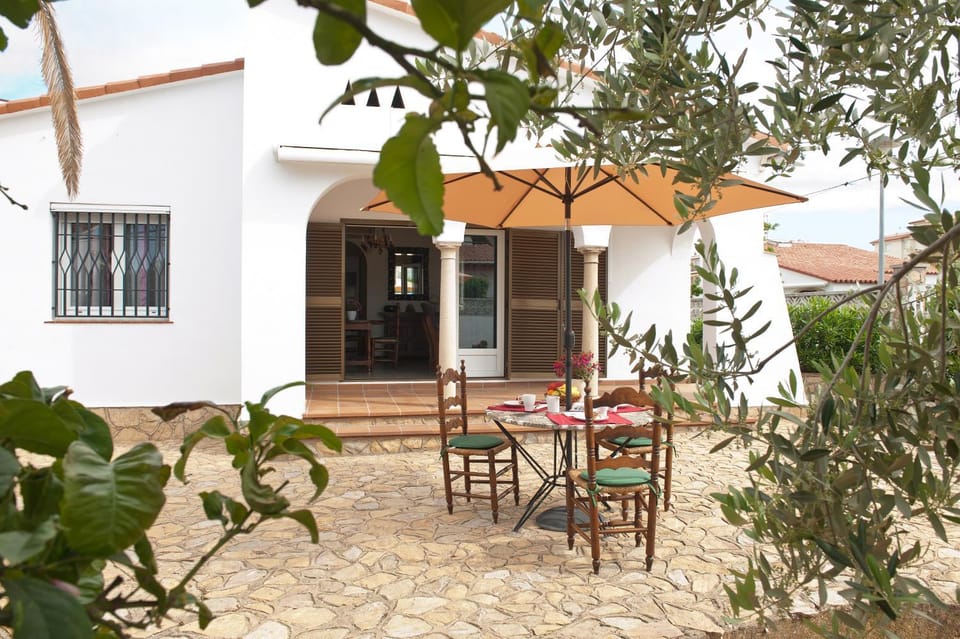 Facade/entrance, Off site, Garden, Balcony/Terrace