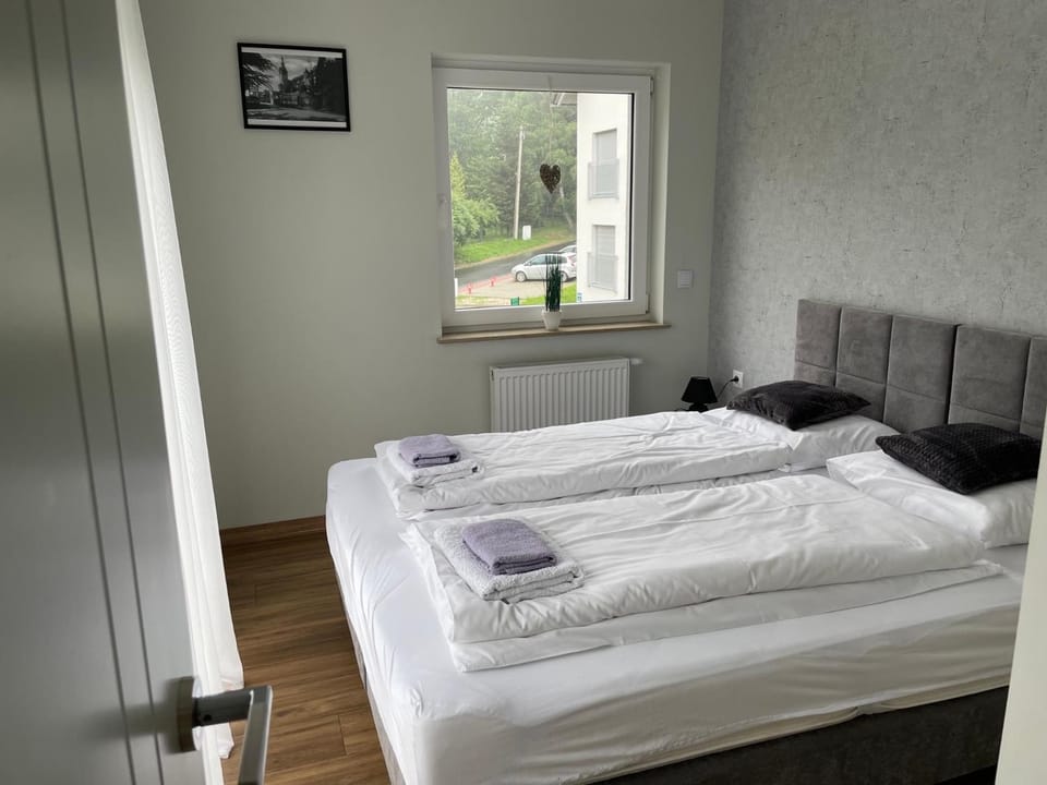 Bed, Bedroom, towels