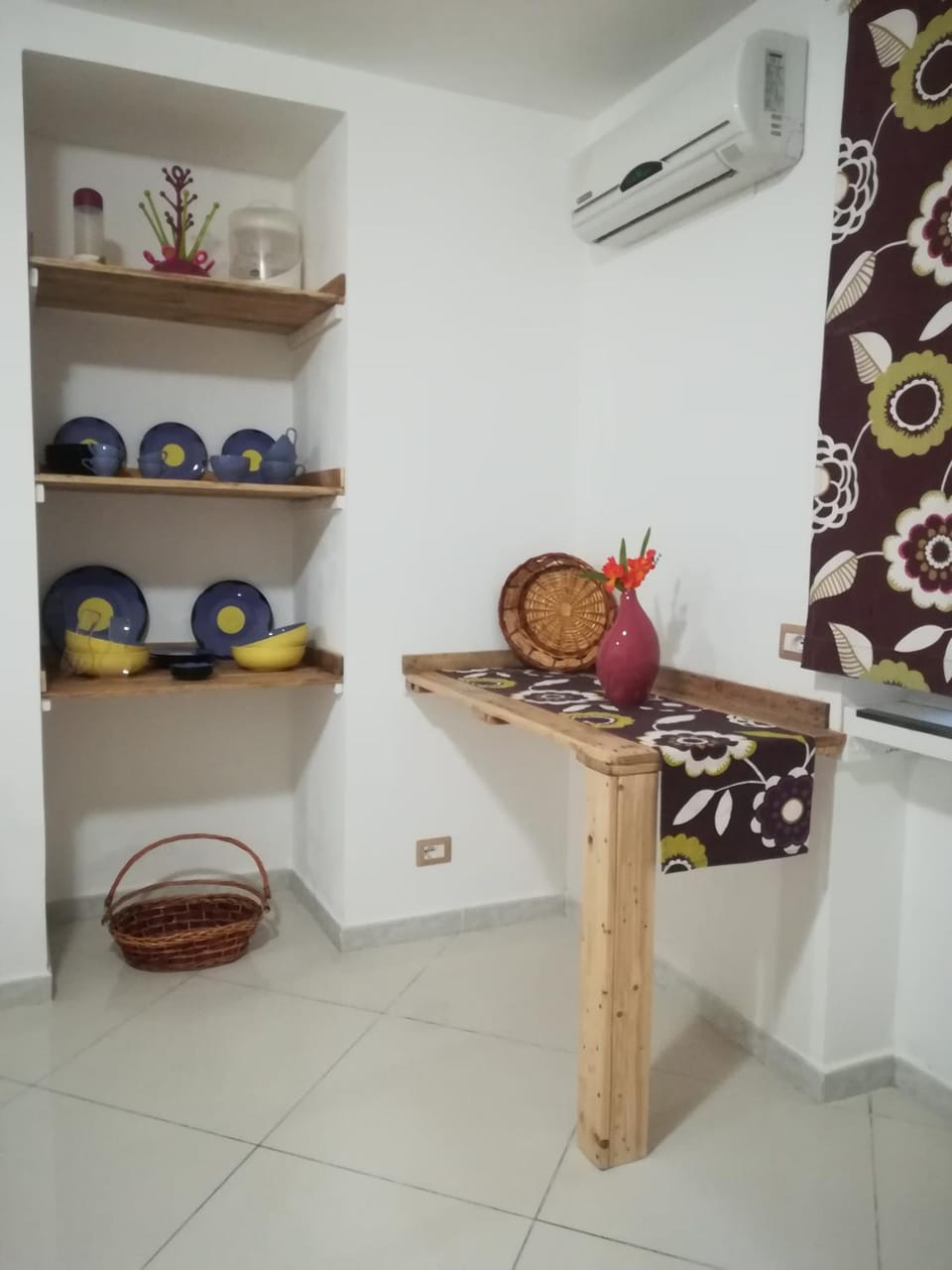 Photo of the whole room, Decorative detail