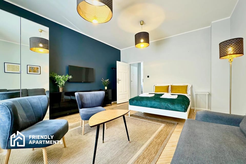 Bed, TV and multimedia, Living room, Photo of the whole room, Seating area, Bedroom