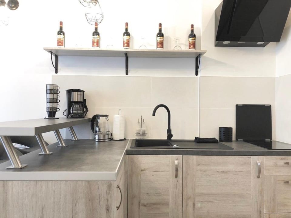 Coffee/tea facilities, Kitchen or kitchenette, Dining area